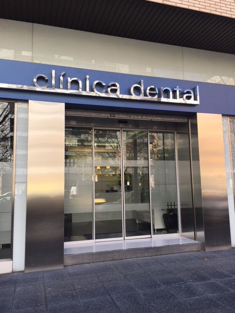 Clínica Dental Dr. Catalán de Val fachada del local